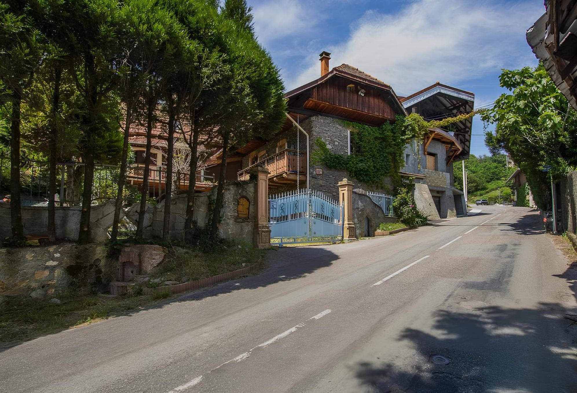 Studio, Lit Queen Size, NETFLIX et WIFI, parking, HYPERCENTRE a 400m, lave vaisselle, arrivee tardive possible avec boite a cles Albertville Extérieur photo